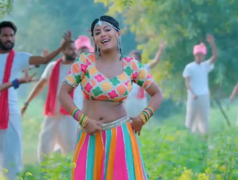 Bhojpuri Song: नेहा राज की आवाज पर माही श्रीवास्तव ने डांस किया 'कमरिया' गाने पर